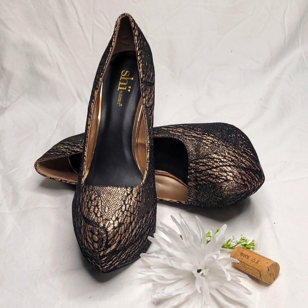 Shi by Journey Sz 10 Gold & Black